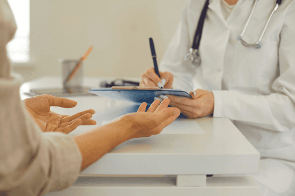 Hematolog i pacjent rozmawiają o postępowaniu po diagnozie Chłoniaka DLBCL