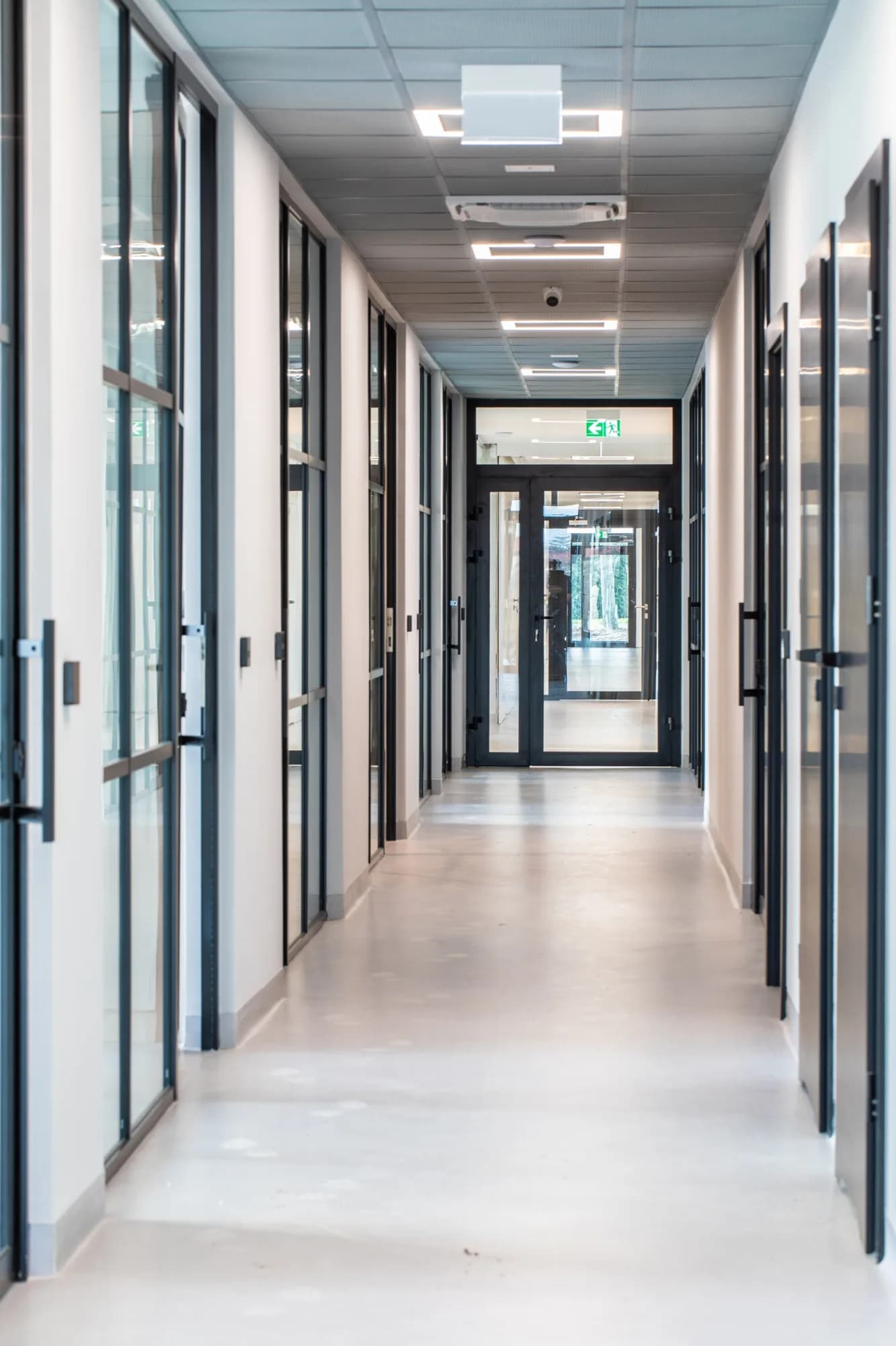 Korytarz z przeszklonymi gabinetami szpitala AidPort