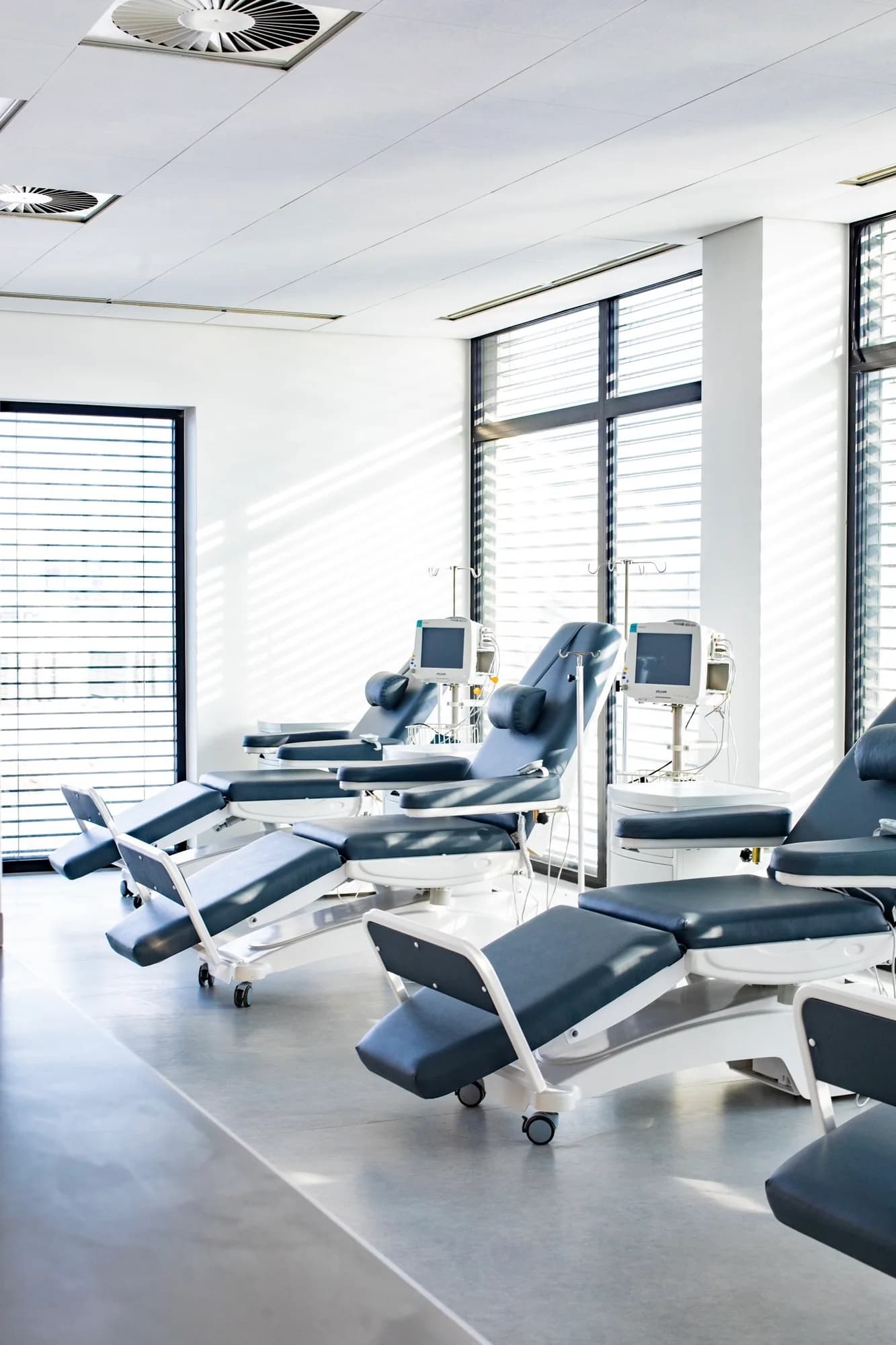 Sala jednodniowej terapii z fotelami infuzyjnymi AidPort